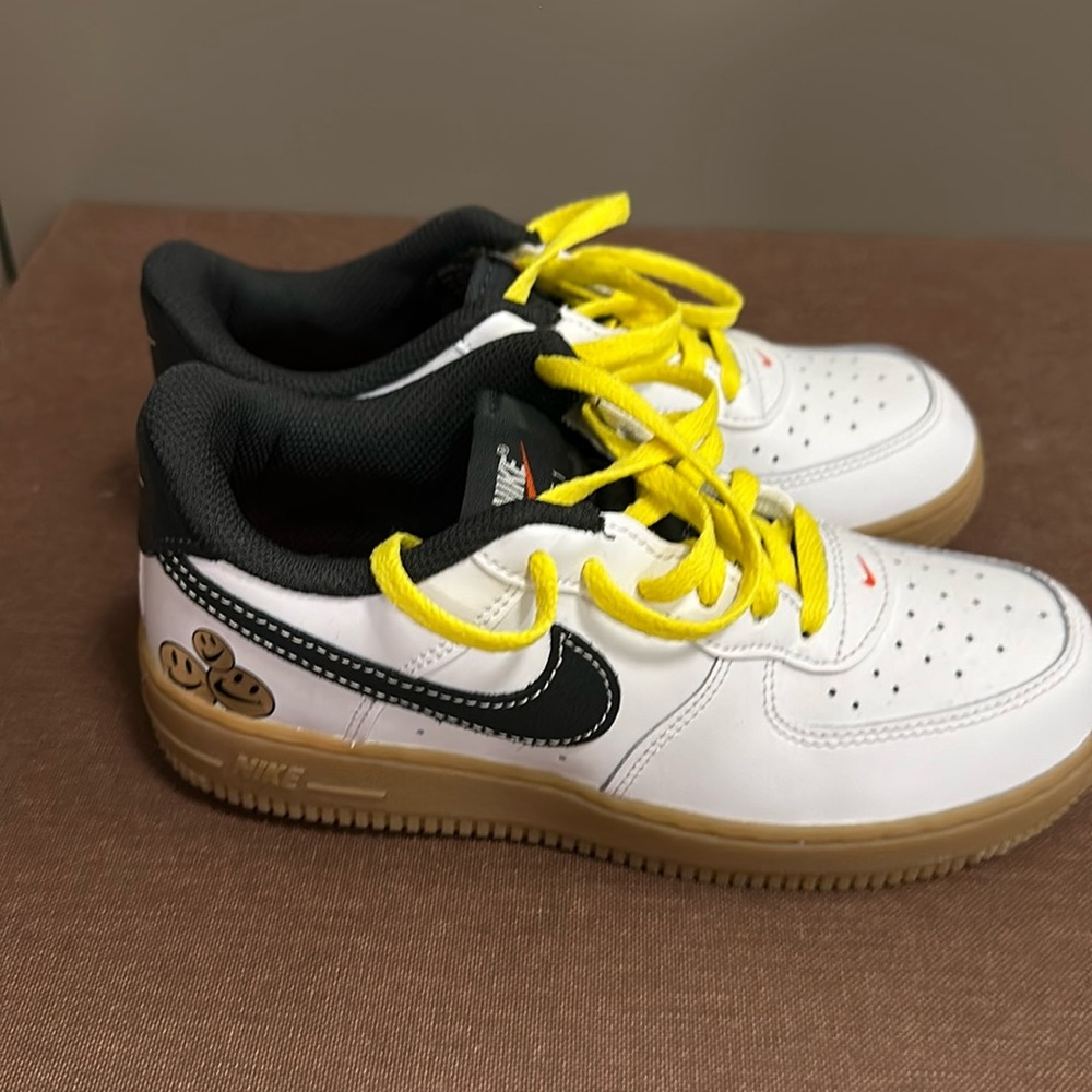 Nike force 1 Kids sneakers. Brand new 😎 size 2Y